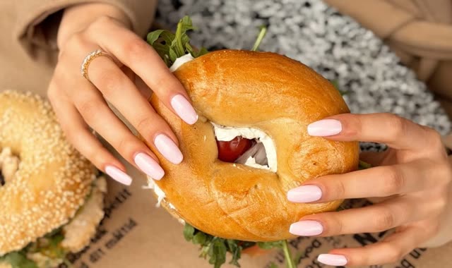 Bagel mit Frischkäse bei VeAhavta